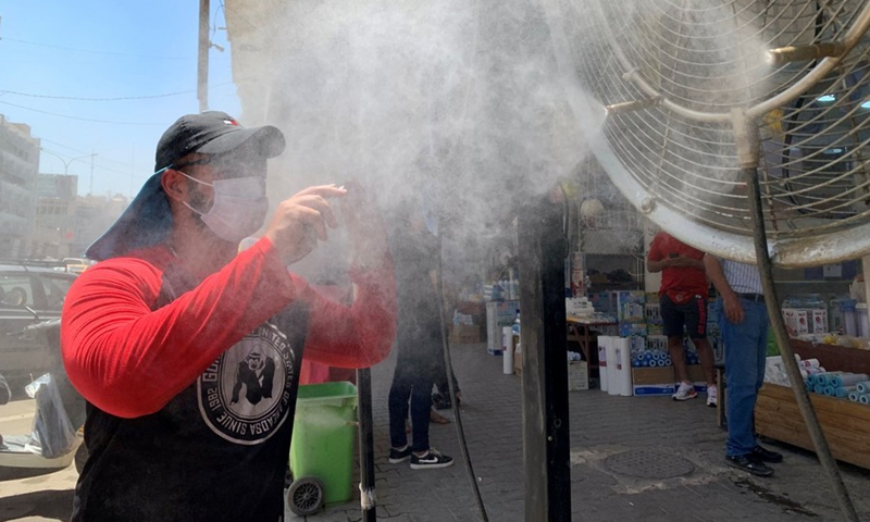 An Iraqi man cools off in front of a fan amid a heatwave in Baghdad, Iraq on July 20, 2022.(Photo: Xinhua)