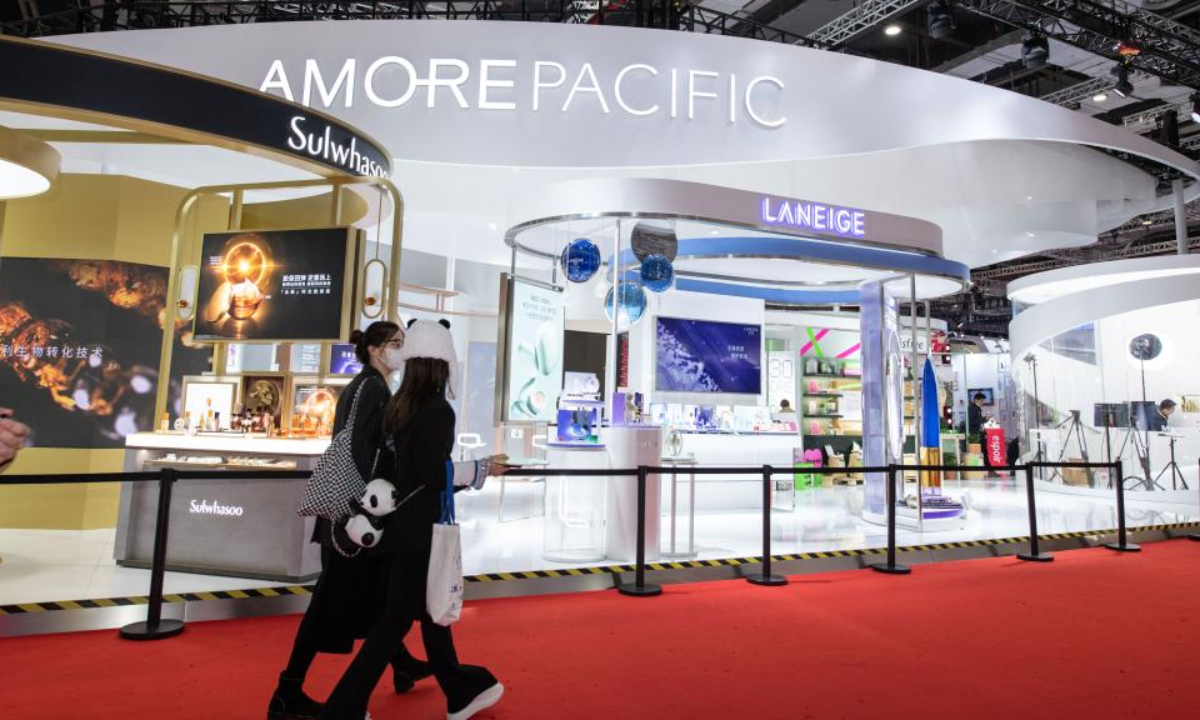 Photo taken on Nov. 8, 2021 shows the booth of Amore Pacific of South Korea at the 4th China International Import Expo (CIIE) in east China's Shanghai. Photo:Xinhua