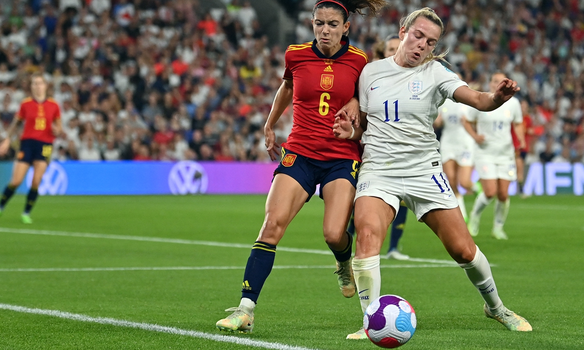 Spain's midfielder Aitana Bonmati(left) vies with England's striker Lauren Hemp at the Brighton & Hove Community Stadium in Brighton, England on July 20, 2022. Photo: AFP
