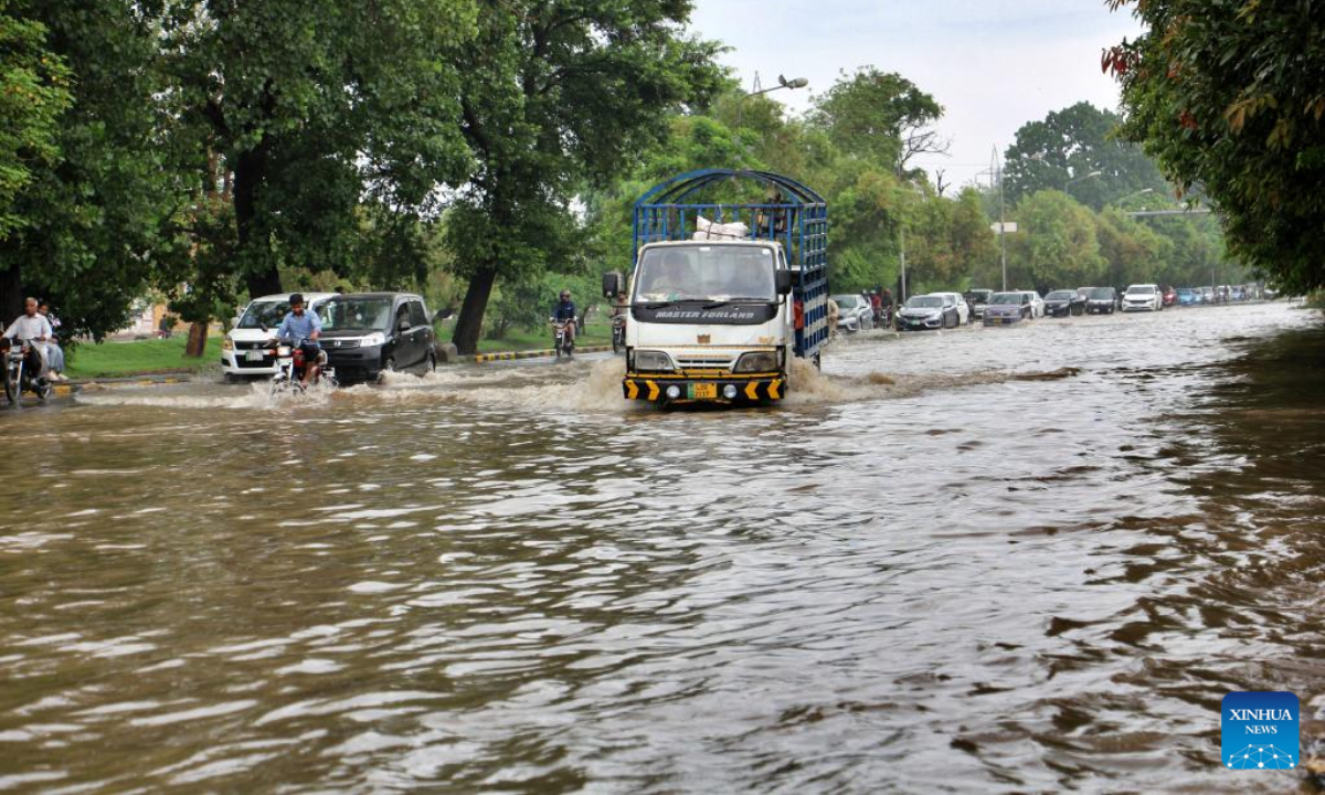 Vehicles drive down a flooded road after heavy monsoon rains in Lahore, Pakistan, July 21, 2022. Photo:Xinhua
