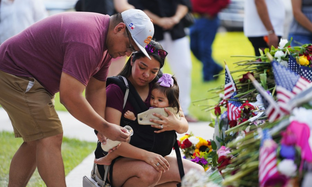People mourn for victims of a school mass shooting at Town Square in Uvalde, Texas, the United States, May 28, 2022. Photo:Xinhua