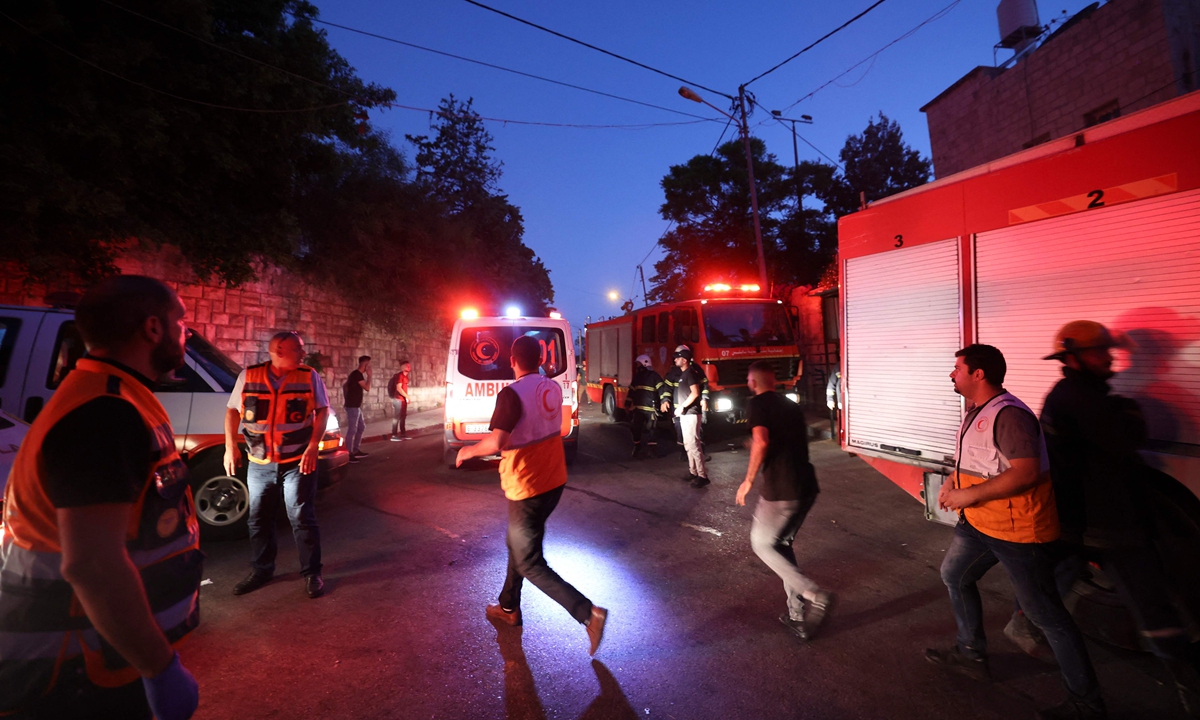 Palestinian Red Crescent rescuers rush to evacuate the wounded during clashes between Israeli troops and Palestinian gunmen in the Old City of Nablus in the northern occupied West Bank early on July 24, 2022. Photo: VCG