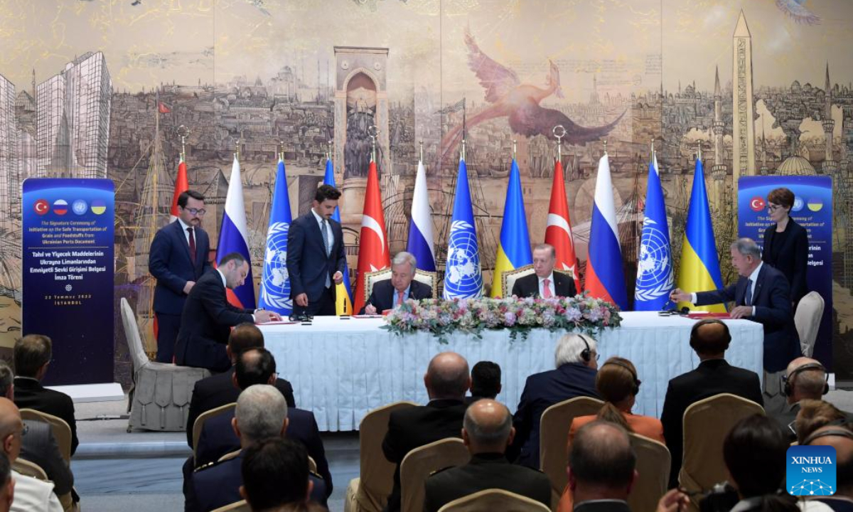 Turkish Defense Minister Hulusi Akar (R), the United Nations Secretary-General Antonio Guterres (L, center), and Ukrainian Infrastructure Minister Oleksandr Kubrakov (L) sign a deal in Istanbul, Türkiye, on July 22, 2022. Photo:Xinhua