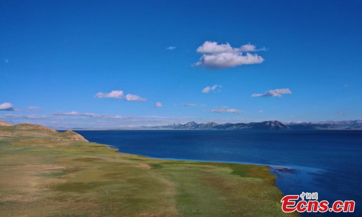 青海省果洛藏族自治州玛多县冬格错那湖的夏日景色如蓝宝石一般纯净。 图片：中新社