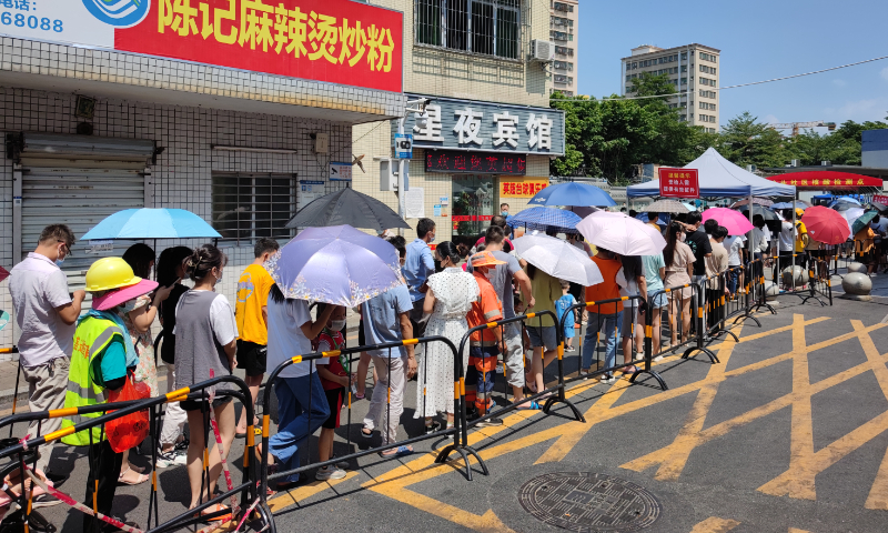 Residents from Shenzhen, South China's Guangdong Province line up to take nucleic acid tests on July 24, 2022. Photo: IC