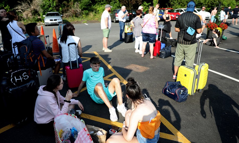 Travellers are stranded at Alnmouth station due to railroad failure amid high temperature in Alnmouth, Britain, July 18, 2022.(Photo: Xinhua)