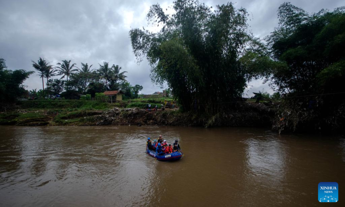 Members of a search and rescue team help elementary students get across the Cimanuk River with a rubber boat in Garut, West Java, Indonesia, on July 22, 2022. Floods and overflows have damaged a bridge over the Cimanuk River in the region. Photo:Xinhua