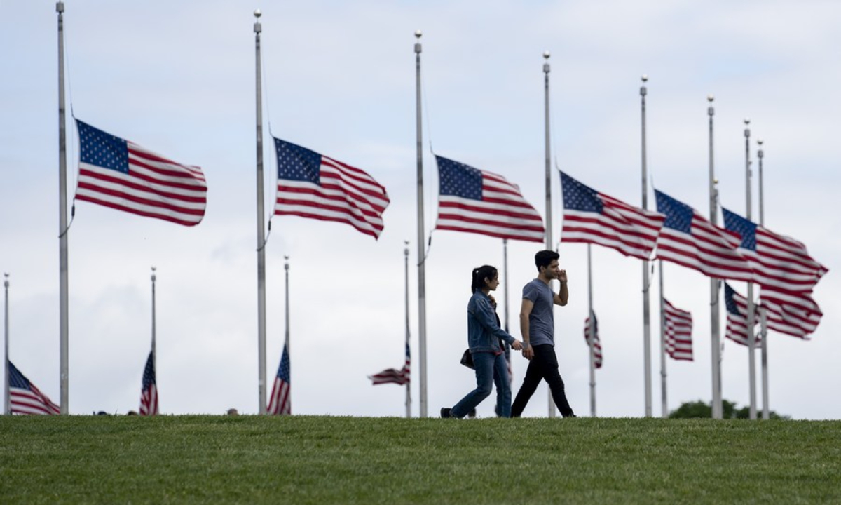 US national flags fly at half-staff at the Washington Monument to mourn 1 million American lives lost to COVID-19, Washington, DC, the United States, May 12, 2022. Photo:Xinhua
