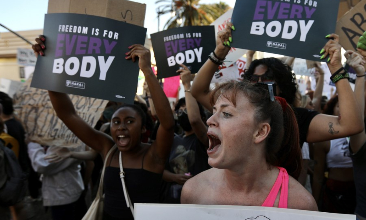 People protest along the Hollywood Blvd. in Los Angeles, California, the United States, June 24, 2022. Photo:Xinhua