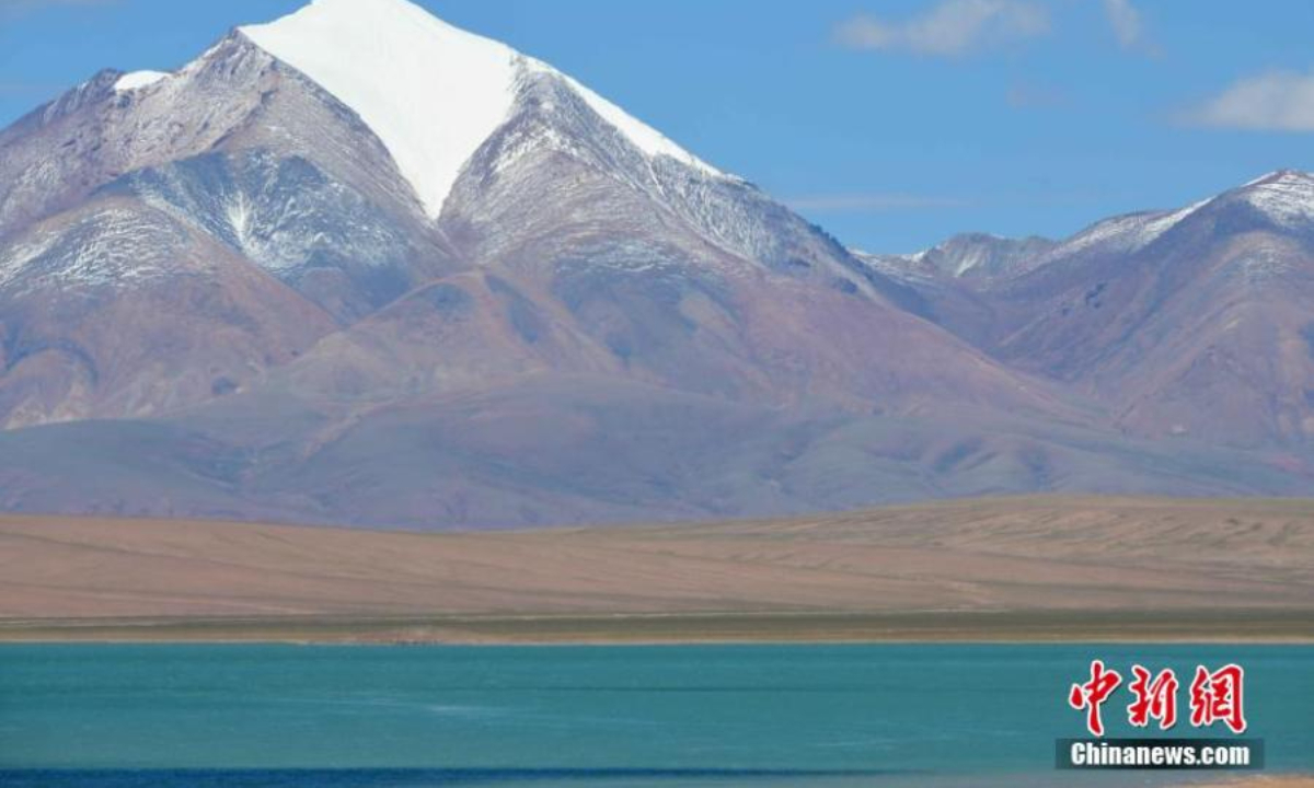 中国西南部西藏自治区那曲市双湖县的湖泊和雪山壮丽景色。 图片：中新社