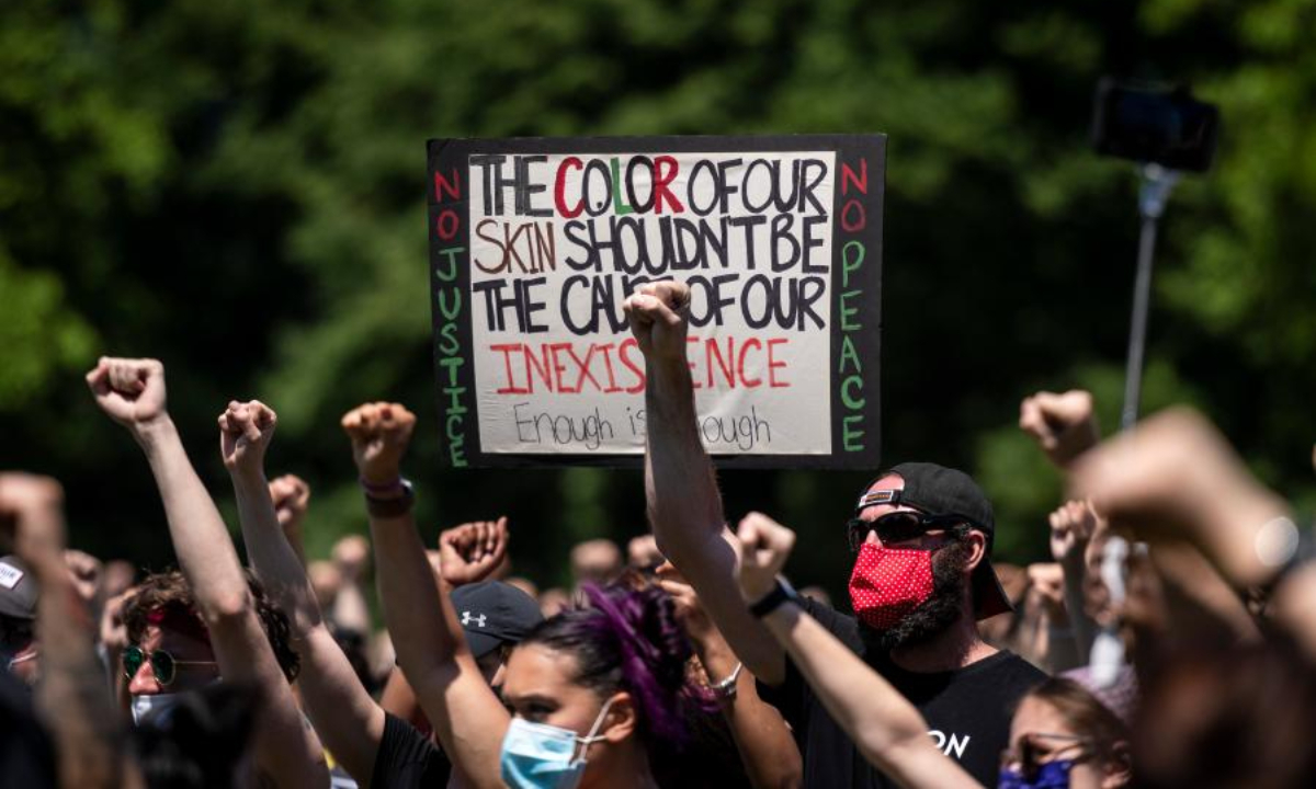 Demonstrators hold up fists during a protest over the death of George Floyd in Chicago, the United States, June 6, 2020. Photo:Xinhua