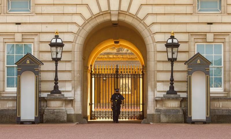 Sentry boxes of Buckingham Palace are seen empty in London, Britain, on July 19, 2022.(Photo: Xinhua)
