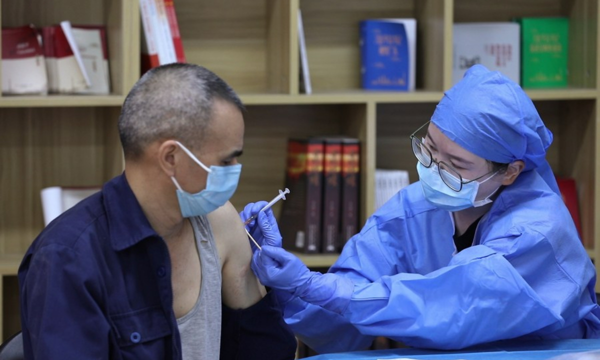 A senior citizen receives COVID-19 vaccine at a vaccination site in Haizhu district of Guangzhou, south China's Guangdong Province, April 7, 2022. Photo:Xinhua