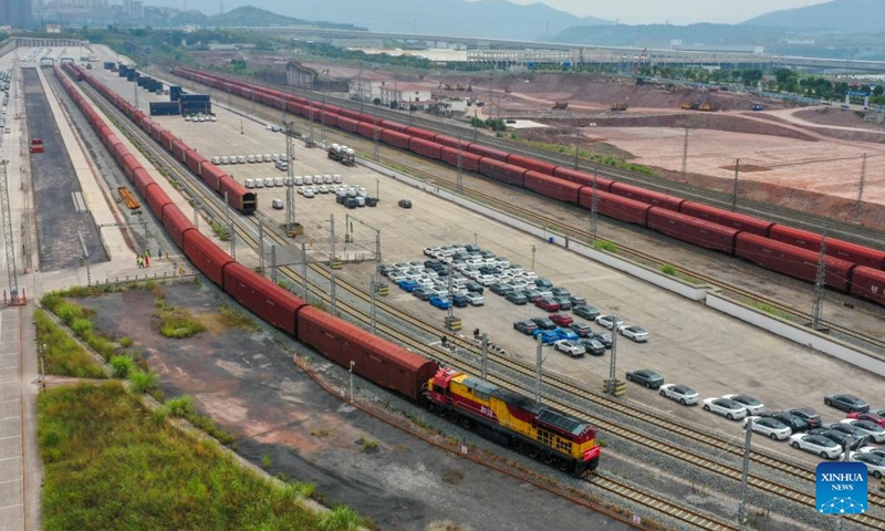 Aerial photo taken on July 21, 2022 shows a JSQ freight train of China Railway Special Cargo Logistics Co., Ltd. getting ready to leave Yuzui Station in southwest China's Chongqing. A JSQ freight vehicle of China Railway Special Cargo Logistics Co., Ltd., loaded with 207 cars manufactured by Changan Automobile, left Yuzui Station in southwest China's Chongqing on Thursday for its first pilot run to Moscow, Russia.(Photo: Xinhua)