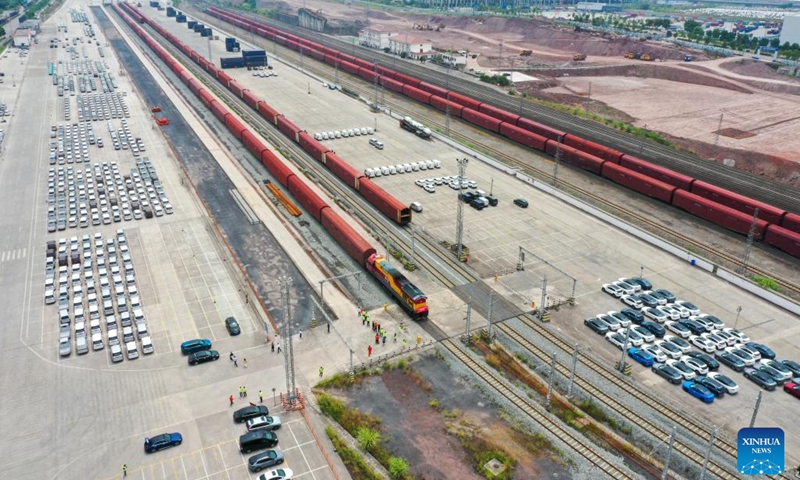 Aerial photo taken on July 21, 2022 shows a JSQ freight train of China Railway Special Cargo Logistics Co., Ltd. getting ready to leave Yuzui Station in southwest China's Chongqing. A JSQ freight vehicle of China Railway Special Cargo Logistics Co., Ltd., loaded with 207 cars manufactured by Changan Automobile, left Yuzui Station in southwest China's Chongqing on Thursday for its first pilot run to Moscow, Russia.(Photo: Xinhua)
