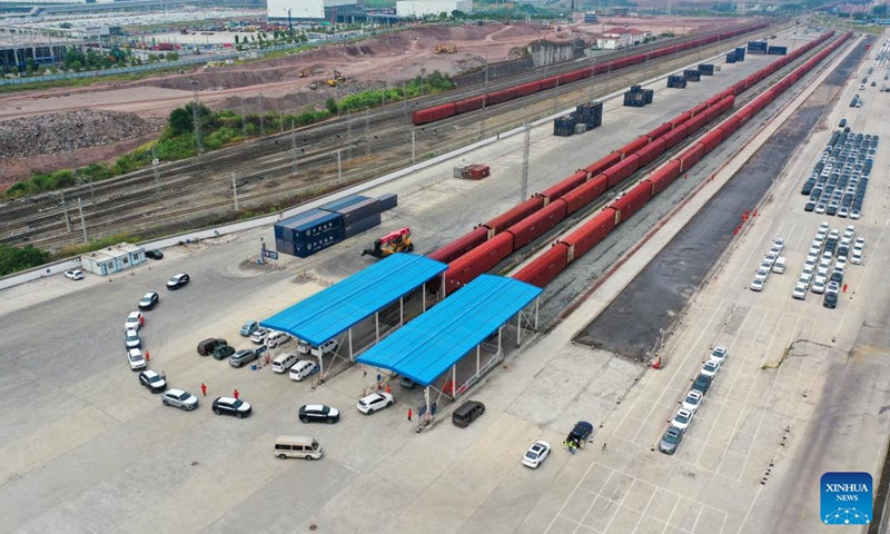 Aerial photo taken on July 21, 2022 shows cars being loaded onto a JSQ freight vehicle of China Railway Special Cargo Logistics Co., Ltd. at Yuzui Station in southwest China's Chongqing. A JSQ freight vehicle of China Railway Special Cargo Logistics Co., Ltd., loaded with 207 cars manufactured by Changan Automobile, left Yuzui Station in southwest China's Chongqing on Thursday for its first pilot run to Moscow, Russia.(Photo: Xinhua)
