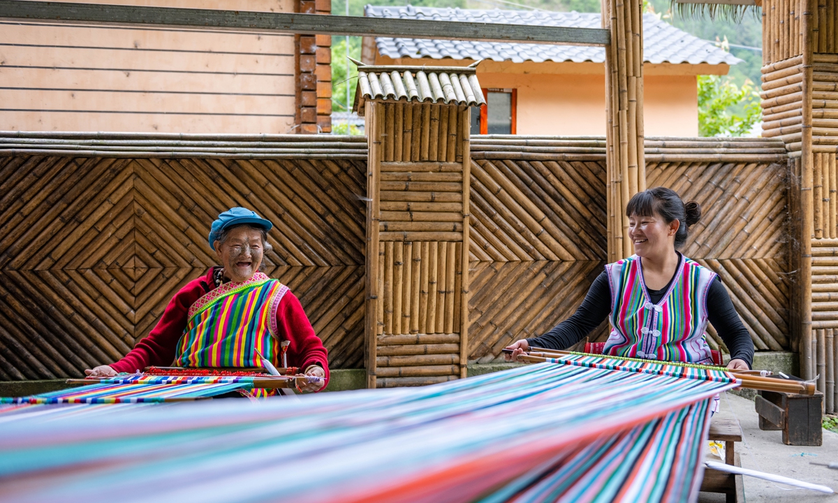 Dulong women are weaving. Photo: VCG