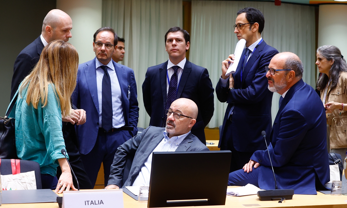 Italian Minister of Ecological Transition Roberto Cingolani (center) and others attend an energy session at the European Council in Brussels, Belgium, on July 26, 2022. EU energy minsters reached a deal on a voluntary 15 percent reduction in gas consumption across the bloc until next spring, to which Hungary voted no. Photo: IC