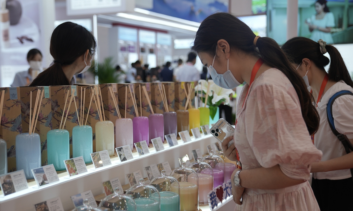 Visitors stop at a scent booth at the Second China International Consumer Products Expo in Haikou, South China's Hainan Province on July 25, 2022. This year, the expo features a domestic section and an international section of more than 100,000 square meters, up 25 percent compared with the first session last year. Photo: Liu Xiaojing/Global Times 