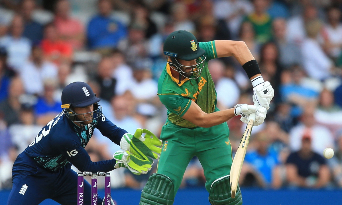 South Africa's Aiden Markram(right) hits the ball on the third ODI cricket match between England and South Africa at the Headingley cricket ground in Leeds, England on July 24, 2022. Photo: AFP