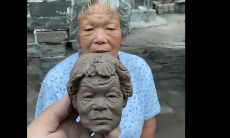 Guy uses soil to make lifelike clay sculptures for passersby. Screenshot of Sina News
