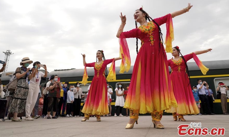 Performers dance to welcome the passengers arriving in Kashgar, northwest China's Xinjiang Uyghur Autonomous Region, July 25, 2022. (Photo: China News Service/Zhang Shan)