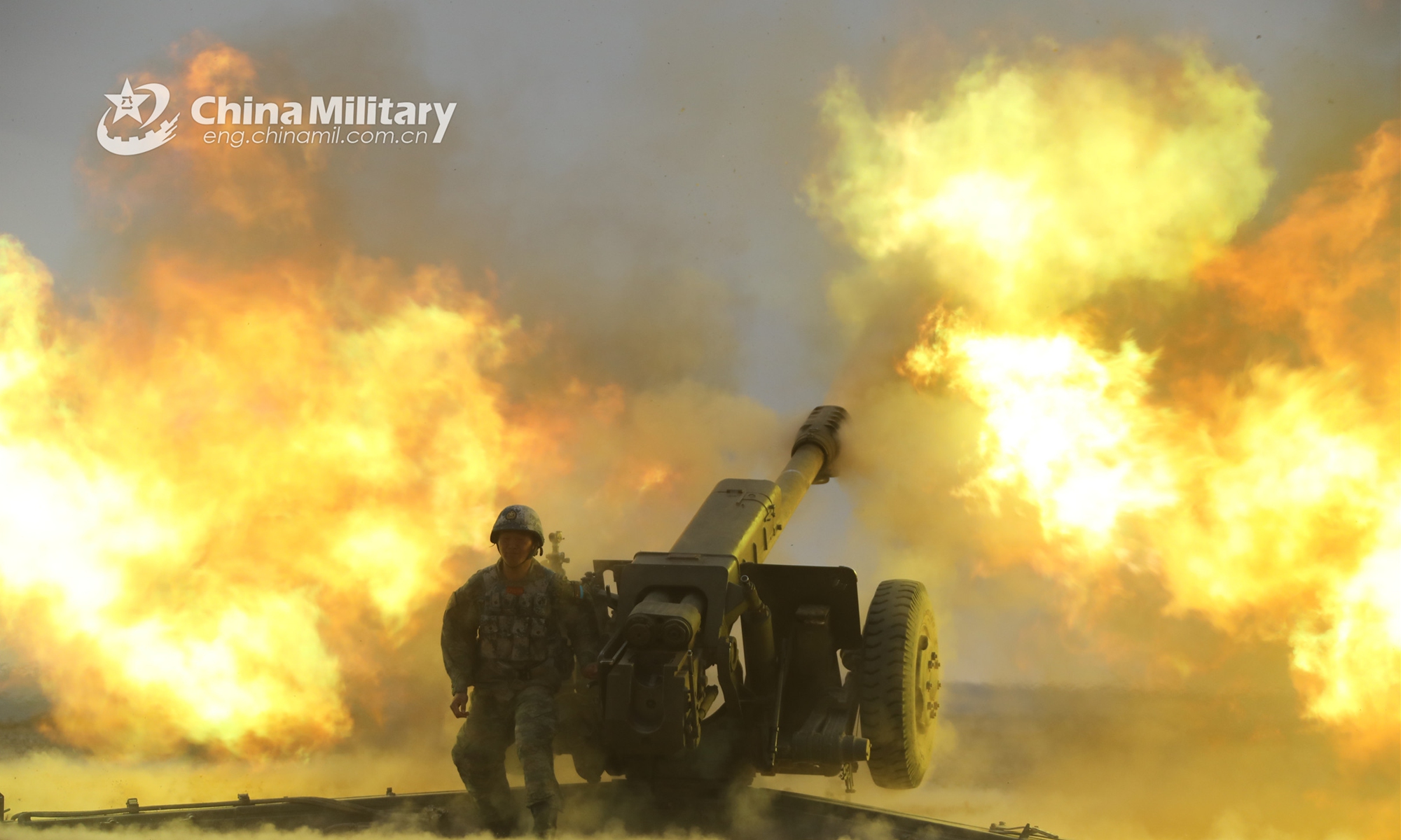 An artilleryman assigned to a brigade of the PLA Air Force airborne troops fires the towed howitzer during a live-firing assessment of the artillery element on July 20, 2022. (eng.chinamil.com.cn/Photo by Feng Shunli and Su Feng)