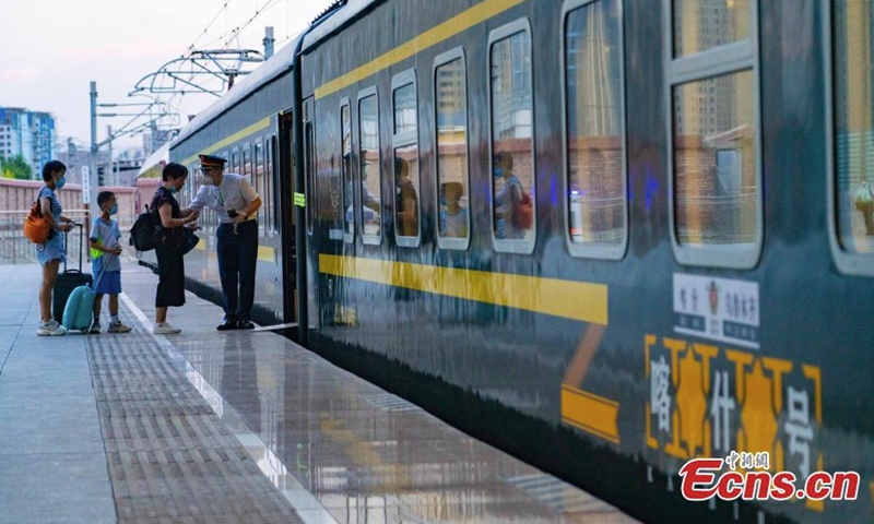 Passengers go aboard the train in Urumqi, northwest China's Xinjiang Uyghur Autonomous Region, July 25, 2022. (Photo: China News Service/Zhang Shan)