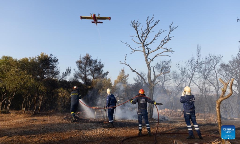 Firefighters battle a wildfire in a forest next to Mandra town in western Attica, Greece, on July 26, 2022.(Photo: Xinhua)