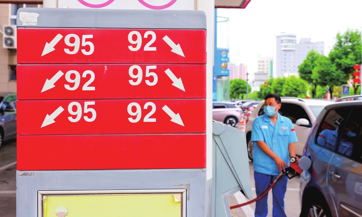 A staff member refuels a car in Zaozhuang, East China's Shandong Province on July 26, 2022. The National Development and Reform Commission, the country's top economic planner, announced on the same day it would lower the retail price of gasoline by 300 yuan ($44.38) per ton in accordance with oil price changes in the international market. Domestic diesel prices will be reduced by 290 yuan per ton. Photo: cnsphoto