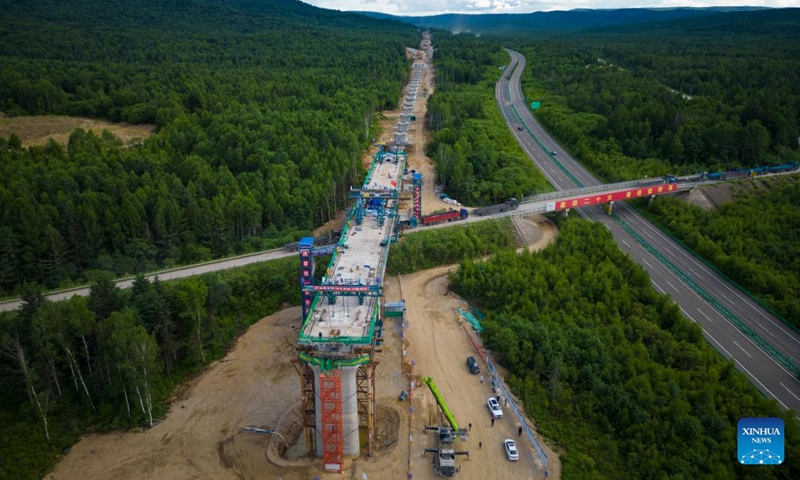 Aerial photo taken on July 25, 2022 shows workers at the construction site of a super major bridge along the Harbin-Yichun high-speed railway, northeast China's Heilongjiang Province. Crossing permafrost regions, the Harbin-Yichun high-speed railway will total approximately 300 kilometers, connecting the cities of Harbin, Suihua, and Yichun.(Photo: Xinhua)
