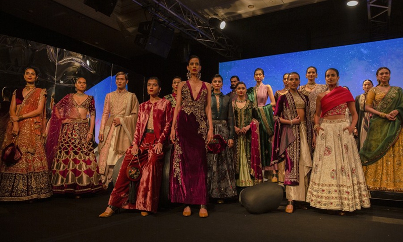 Models present creations of Indian designer Anju Modi during the FDCI India Couture Week in New Delhi, India, on July 27, 2022.(Photo: Xinhua)