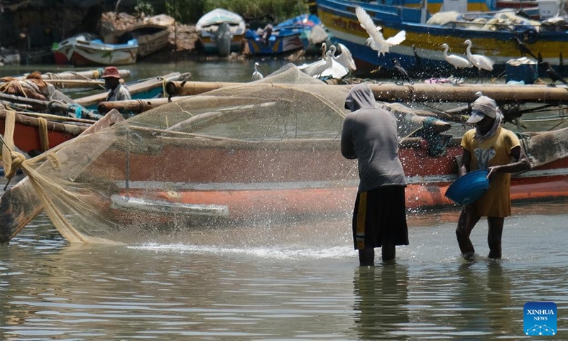 Fishermen work at a fishing village in Negombo, Sri Lanka, July 26, 2022. Due to the shortage of fuel oil, many Sri Lankan fishermen turned to traditional man-powered sailboats to fish for a living.(Photo: Xinhua)