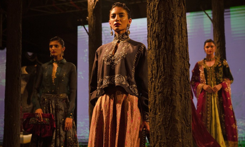 Models present creations of Indian designer Anju Modi during the FDCI India Couture Week in New Delhi, India, on July 27, 2022.(Photo: Xinhua)