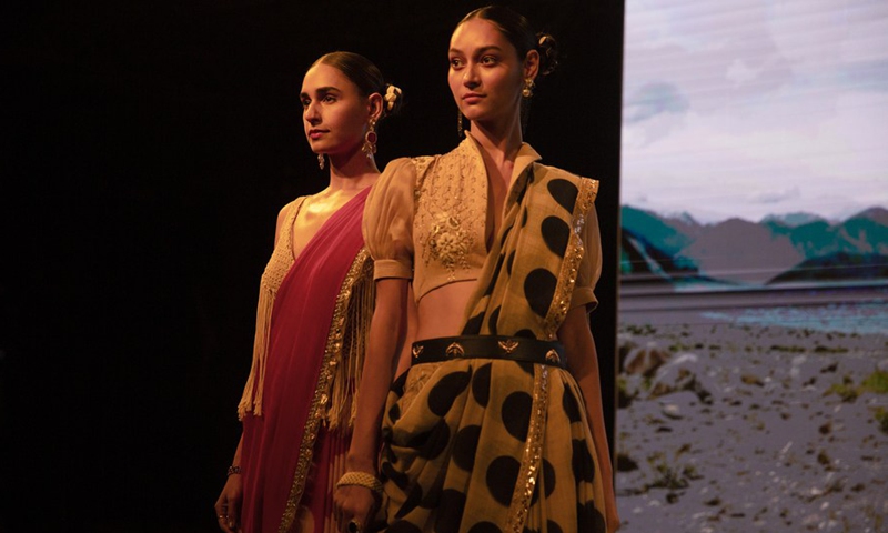 Models present creations of Indian designer Anju Modi during the FDCI India Couture Week in New Delhi, India, on July 27, 2022.(Photo: Xinhua)