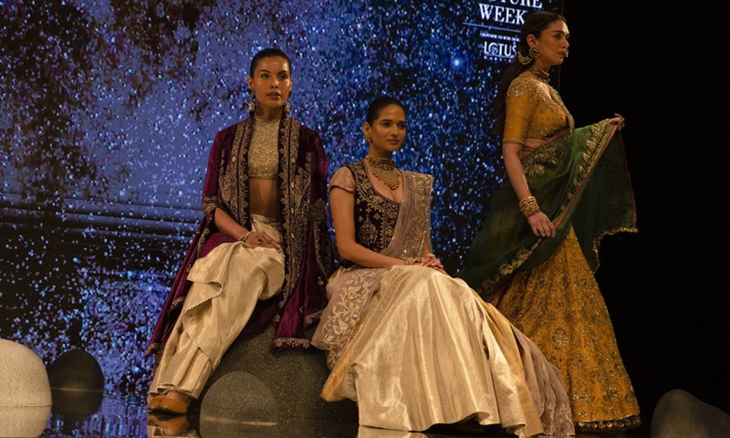 Models present creations of Indian designer Anju Modi during the FDCI India Couture Week in New Delhi, India, on July 27, 2022.(Photo: Xinhua)