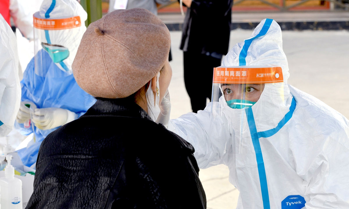 Residents in Lhasa, Southwest China's Xizang Autonomous Region takes nucleic acid tests on August 9, 2022. Photo: IC