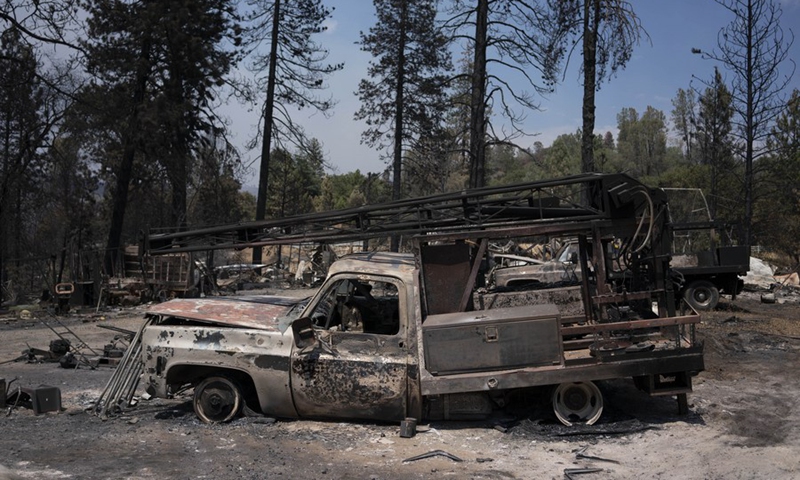 Photo taken on July 25, 2022 shows vehicles burned in a wildfire in Mariposa County in central California, the United States. (Photo: Xinhua)