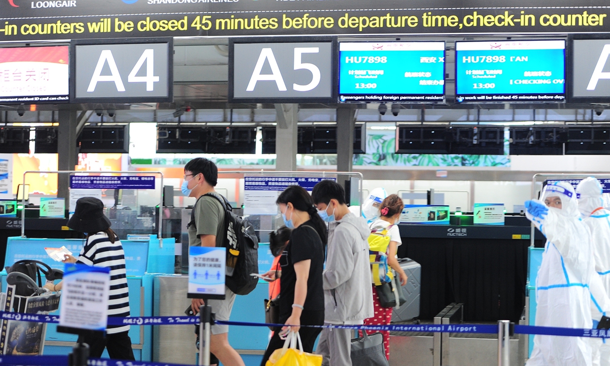 First batch of stranded tourists leave Sanya, South China's Hainan Province by plane on August 9, 2022. Photo: CFP