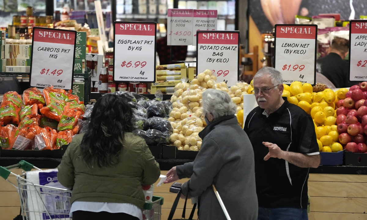 Australian shoppers look at products at a mall in Sydney on July 27, 2022. Inflation in the year through June reached 6.1 percent, a surge from 5.1 percent in first quarter, and the fastest pace since 2001. Photo: VCG