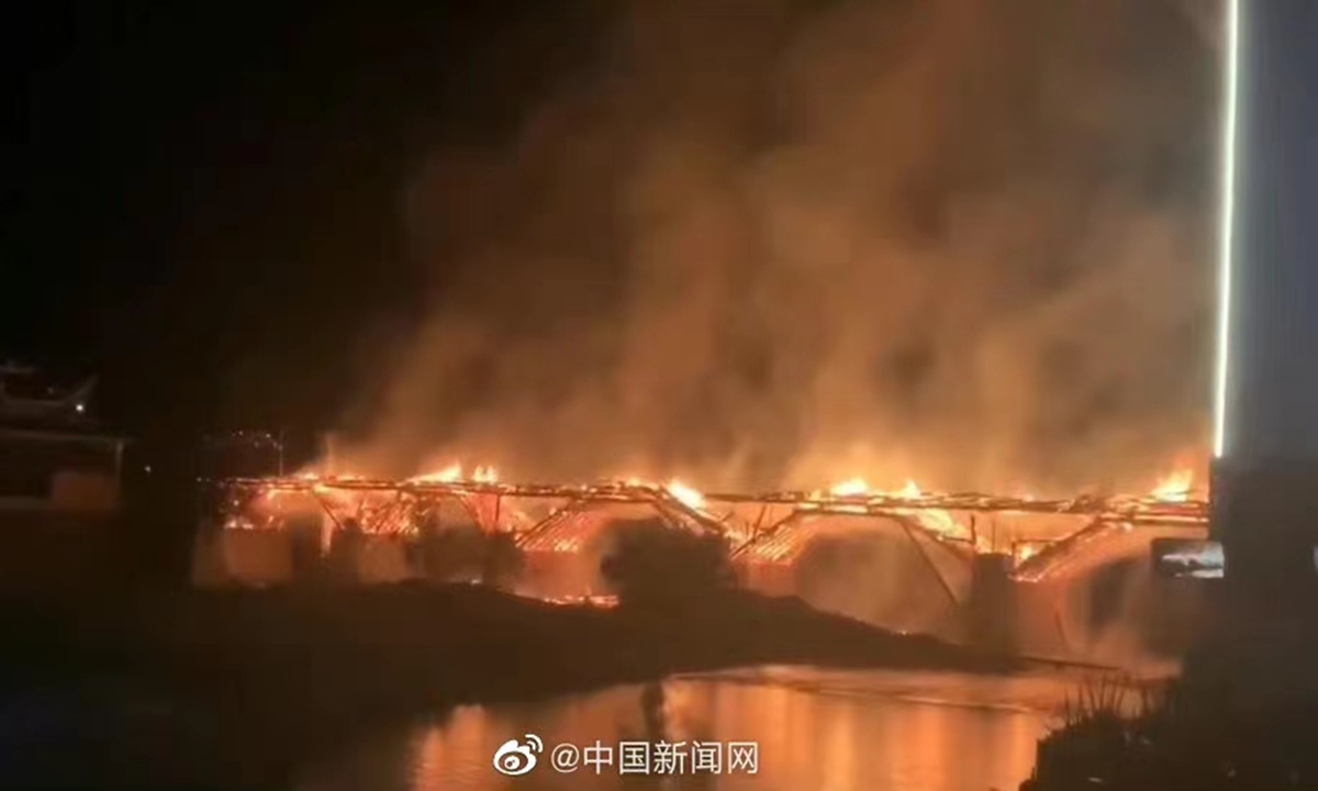 The burning Wan'an Bridge  Photo: China News Service via Sina Weibo