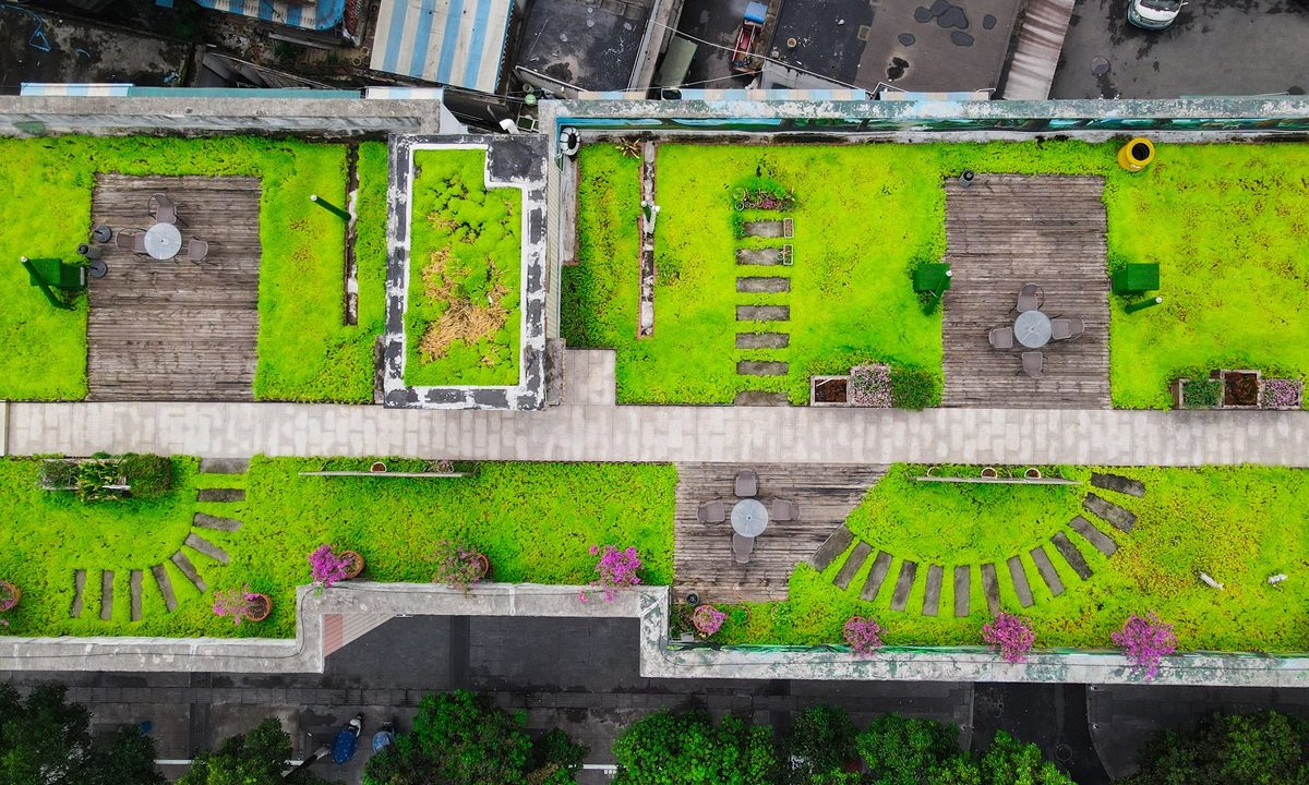 On the roof of an apartment building in Chengdu, Southwest China's Sichuan Province, residents of 60 households voluntarily demolish the illegal buildings built on the rooftop and turn it into a 1,100 m2 shared sky garden. Photo: IC