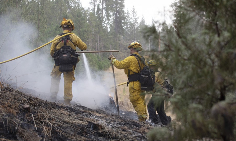 Firefighters work to contain a wildfire in Mariposa County in central California, the United States, July 25, 2022.(Photo: Xinhua)
