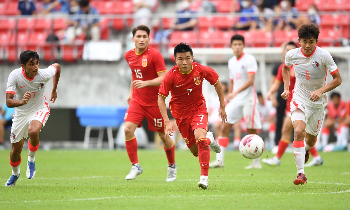 Tao Qianglong (second left) of China in action during the EAFF E-1 Football Championship match between China and Hong Kong, China in Toyota, Japan on July 27, 2022 Photo: VCG