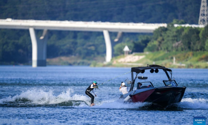 People enjoy water sports on the Yongjiang River in Nanning, south China's Guangxi Zhuang Autonomous Region, July 27, 2022. People come to water sports clubs to enjoy the fun and coolness of outdoor waters during the summer days in Nanning. Photo: Xinhua