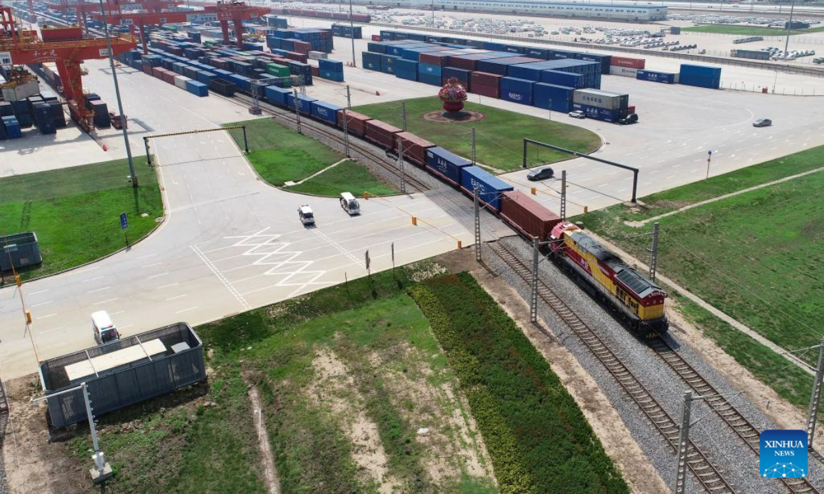 Aerial photo taken on July 29, 2022 shows Train No. X9015, a China-Europe freight train, leaving for Kazakhstan from Xi'an International Port in Xi'an, northwest China's Shaanxi Province. At present, Xi'an has 16 main freight train routes to Europe, passing through 45 countries and regions along the Belt and Road. Photo:Xinhua