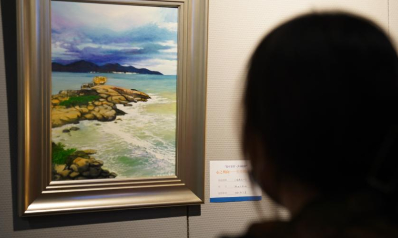 A visitor views a painting during an exhibition of Zhang Junli's works in Taiyuan, capital of north China's Shanxi Province, July 26, 2022.  Photo: Xinhua