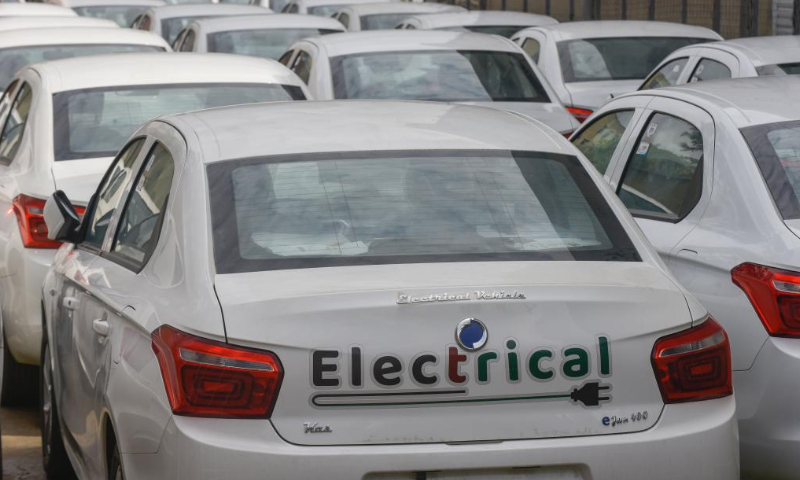 La foto tomada el 22 de julio de 2022 muestra autos eléctricos importados por Green Tech Africa en Addis Abeba, Etiopía.  Foto: Xinhua