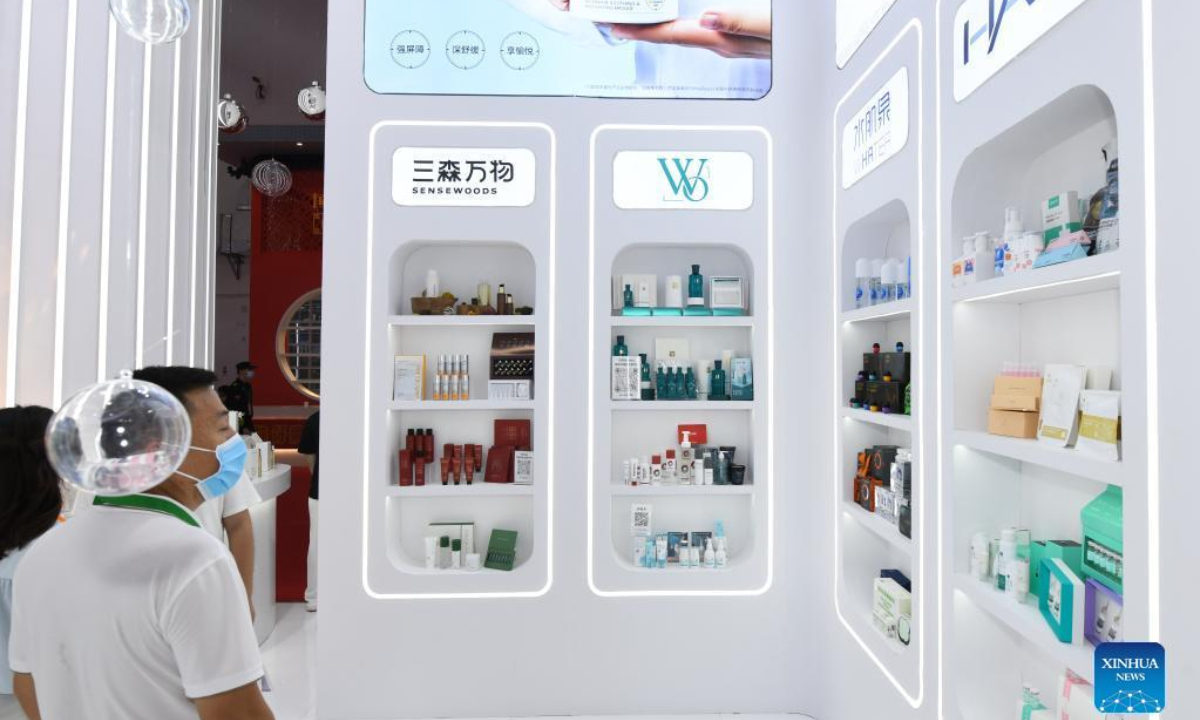 Visitors view exhibits at the booth of Bloomage Biotech at the second China International Consumer Products Expo (CICPE) in Haikou, south China's Hainan Province, July 26, 2022. A batch of domestic brands have attracted a lot of visitors at the expo. Photo:Xinhua