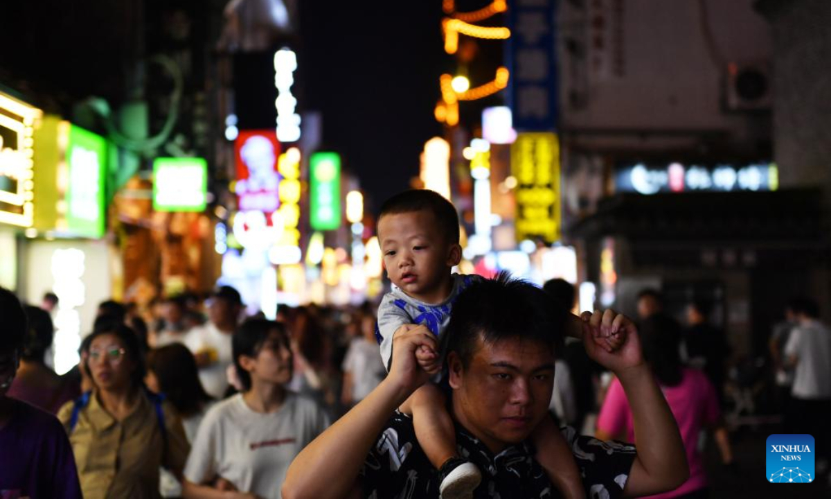 Tourists visit the Taiping ancient street in Changsha, central China's Hunan Province, July 29, 2022. With stimulus measures taken by local authorities, Changsha has seen a robust recovery of the nighttime economy. Photo:Xinhua